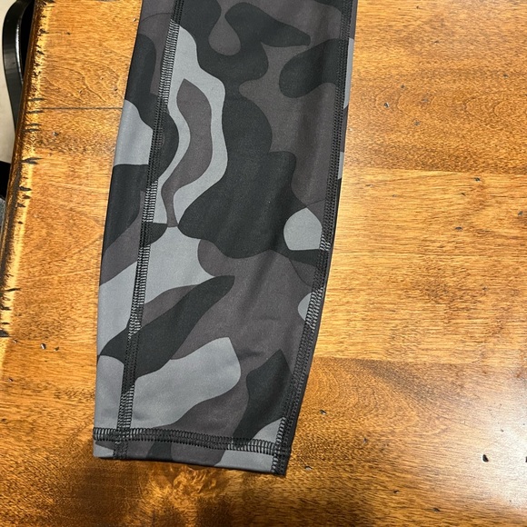 Athleta camo cropped leggings, XS, side zippers & elastic band waist - Picture 3 of 7
